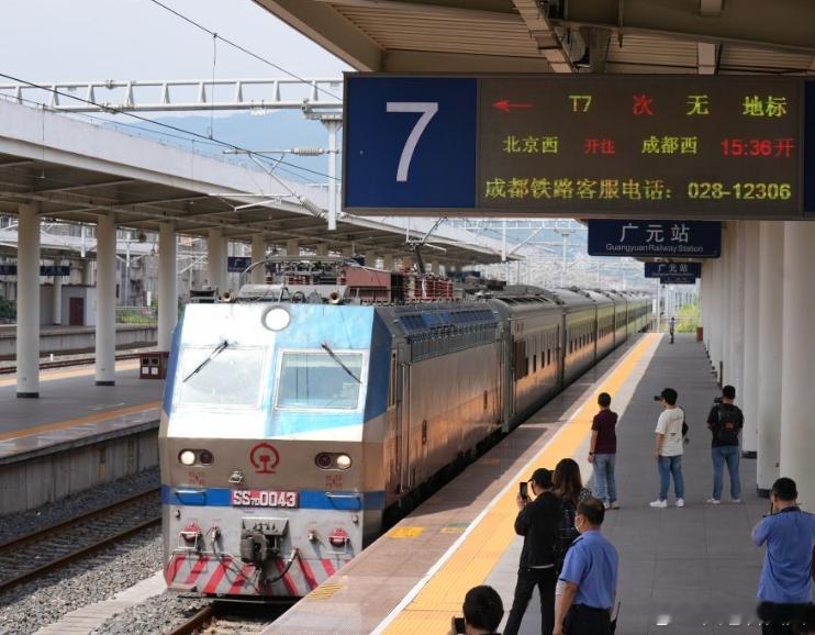 “列车前方到站，是本次行程的终点站——成都西站。”6月30日21时04分，T7次