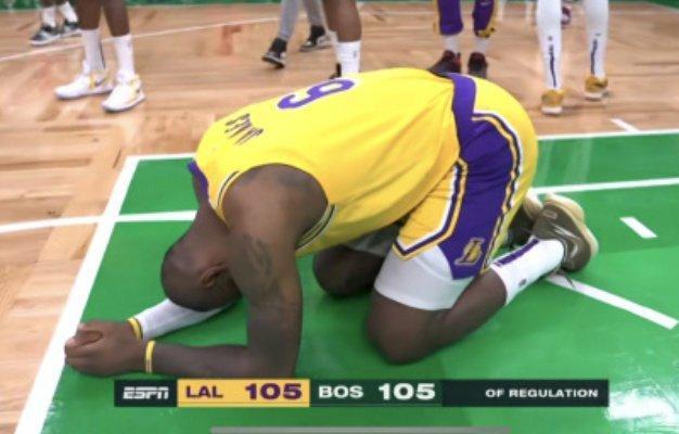 詹姆斯给裁判跪了两年前的今天，詹姆斯遭遇了他可能是他生涯最糟糕的判罚。而贝弗利可