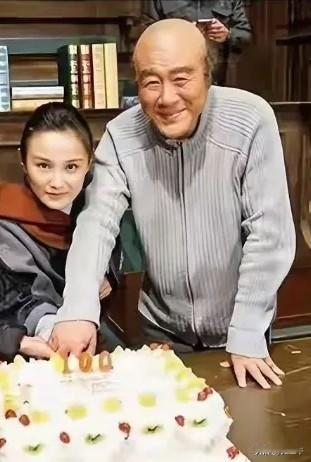 70岁的吕凉偏老了点，这个时候让他本色出演《林海雪原》里的座山雕正合适，外形特别