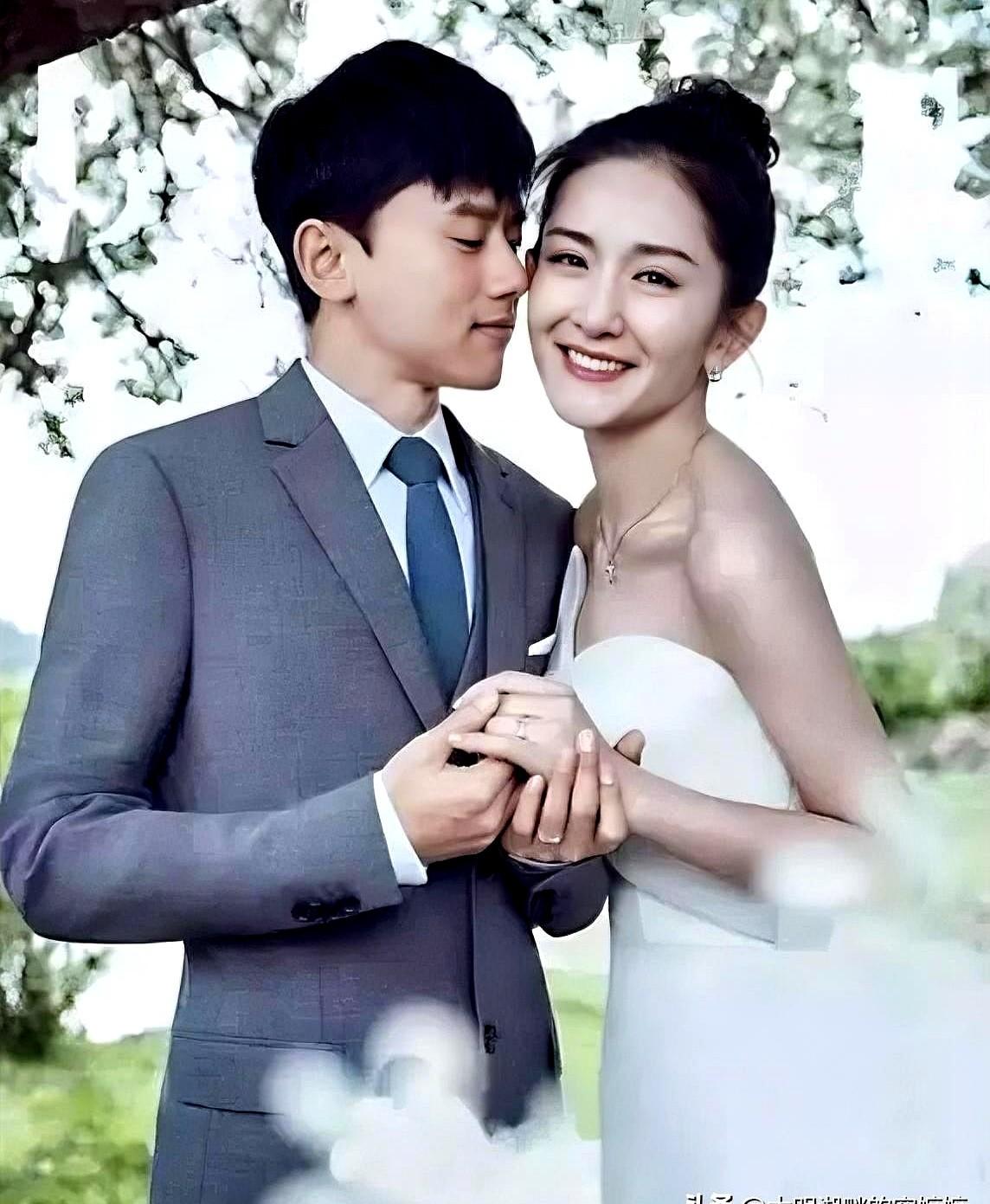娱乐圈的爱情就像龙卷风，但这6对夫妻愣是把日子过成了铁板一块。

陈小春冷着脸看