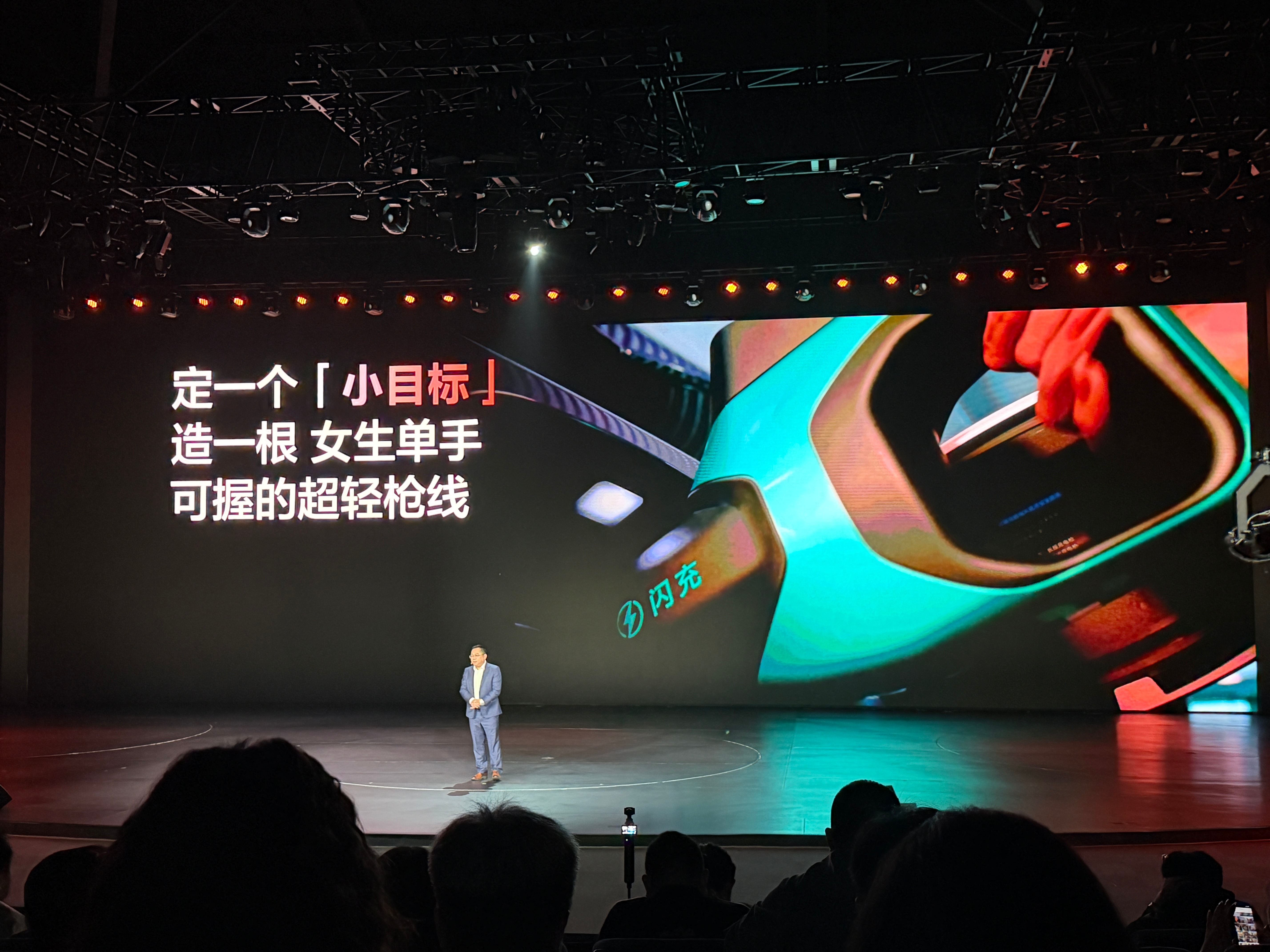 滑轨悬吊式T型桩设计➕零重力充电枪，这真真是女生可以轻松拿起了。之前家里那台新能