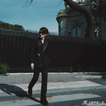 与檀健次在银河相遇吧 七夕限定中的檀健次氛围感十足，两组造型带来双倍心动。沉稳格