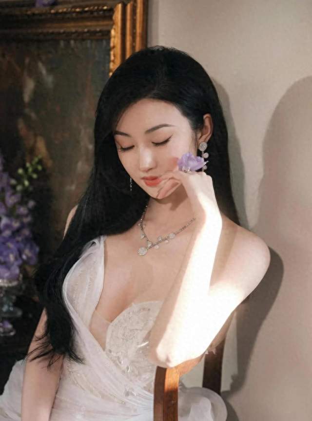 景甜白纱裙，美得刚刚好