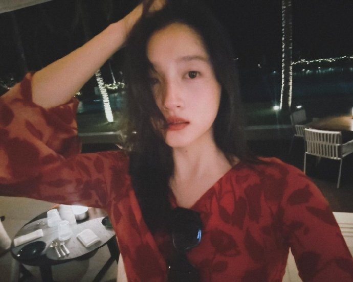 关晓彤明媚红裙 关晓彤ins晒海边红裙库存 关晓彤明媚红裙，是晓彤ins晒了海边