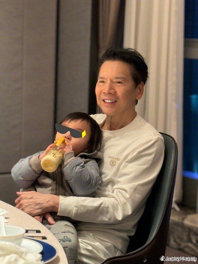 #向佐父亲节晒三代人父子合照# 看到向佐这么幸福的一家人又怎么可能会让人不羡慕，