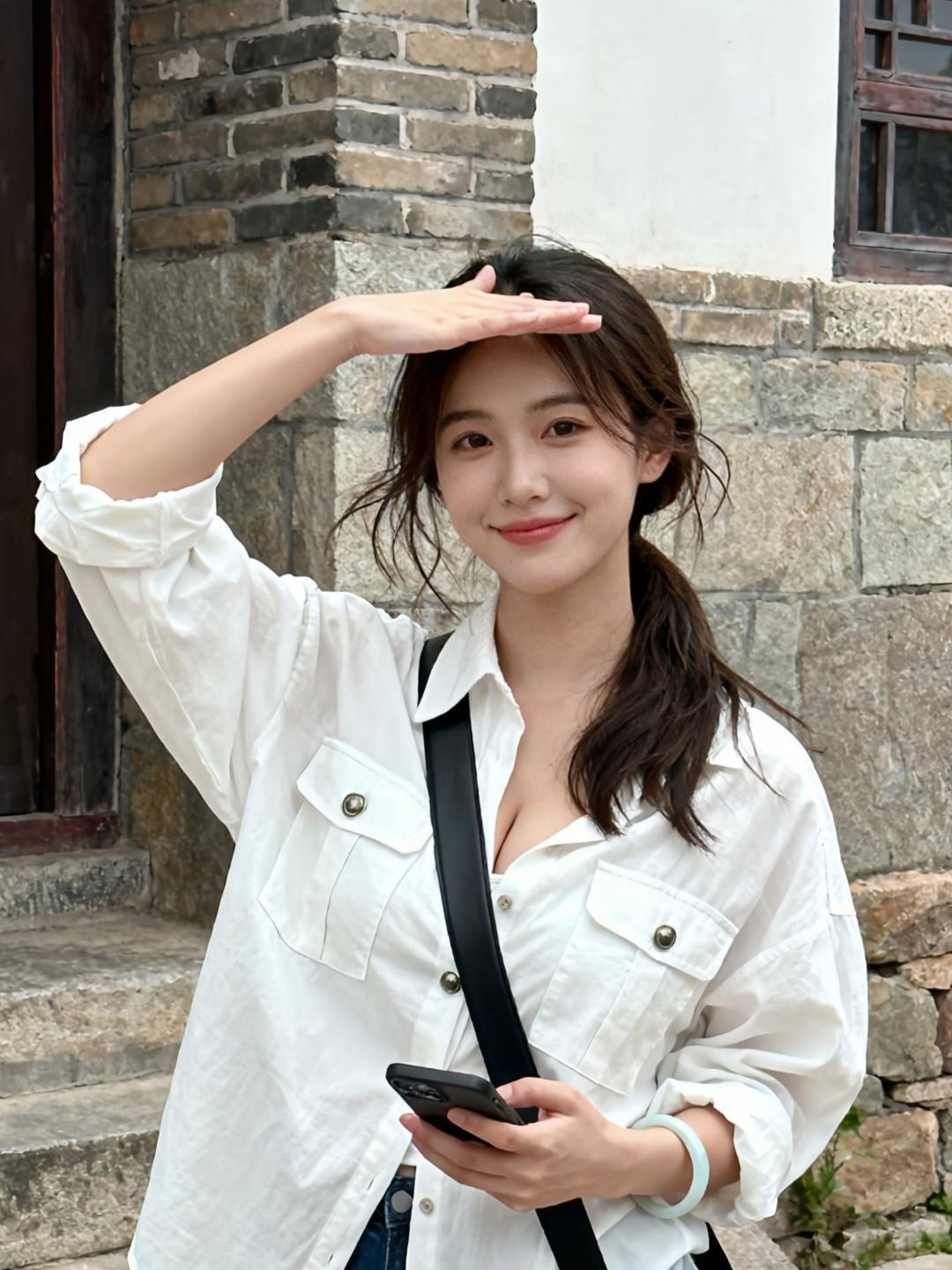 ‌航标（现代诗）

我的心是未靠岸的纸船，
在季风里折叠成
一片褪色的帆。

你