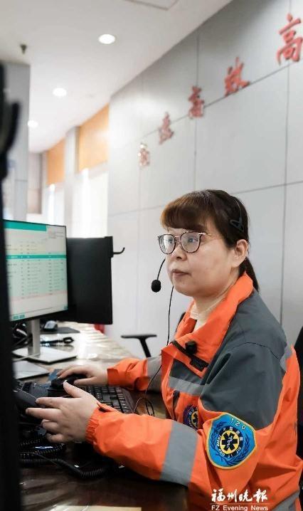 福州新闻超话【孕妇在高速路上突然临产 福州120调度员凌晨“隔空”接生】近日在福