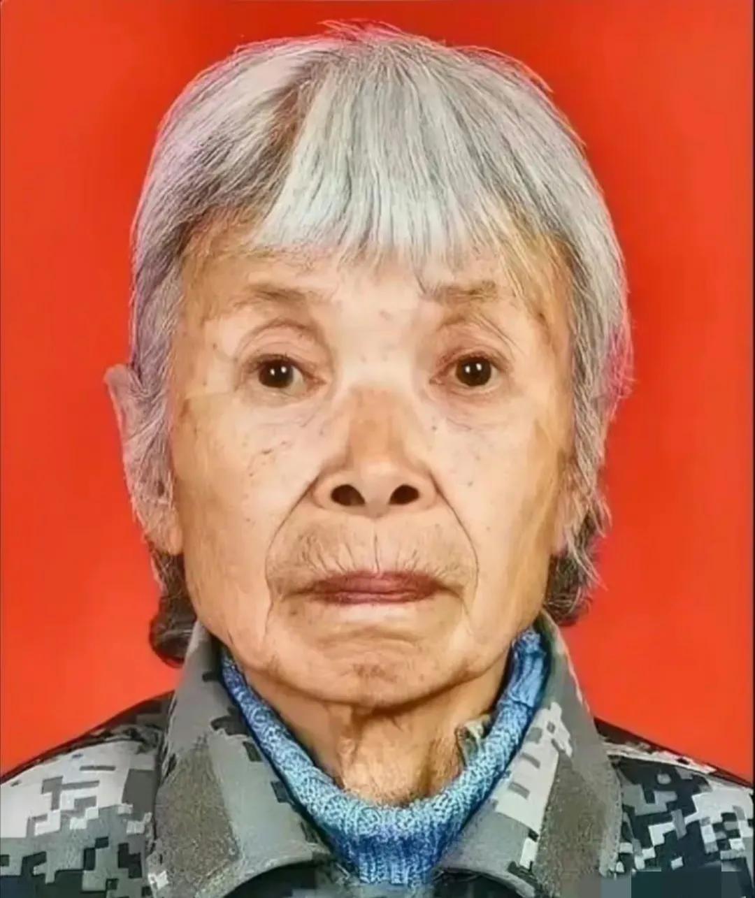 请不要吝啬您的双手，为中国首位女降英雄点赞！
她1947年参军，与黄继光在同一部