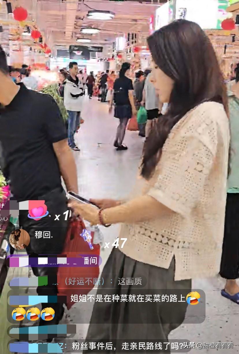 曾黎直播去菜市场买菜，不知道是什么地方，居然还穿短袖，有网友说，姐姐不是在种菜就