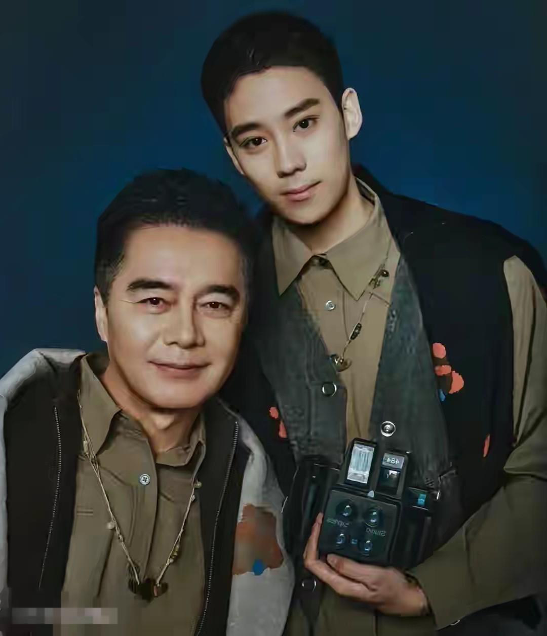 许亚军与何晴的儿子，生得浓眉大眼，高大帅气。也怪不得，其母是古典美人，其父亦是风