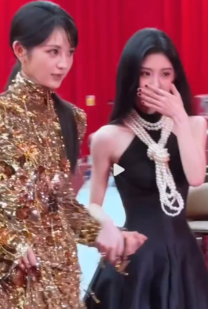 鞠婧祎和田曦薇牵手，两个大美女啊，真的是太养眼了 