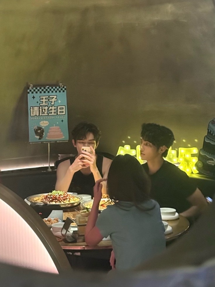 路人发现两个正在过生日的大帅哥文案说“高高帅帅的”hw是不是正在刷手机看大家夸他