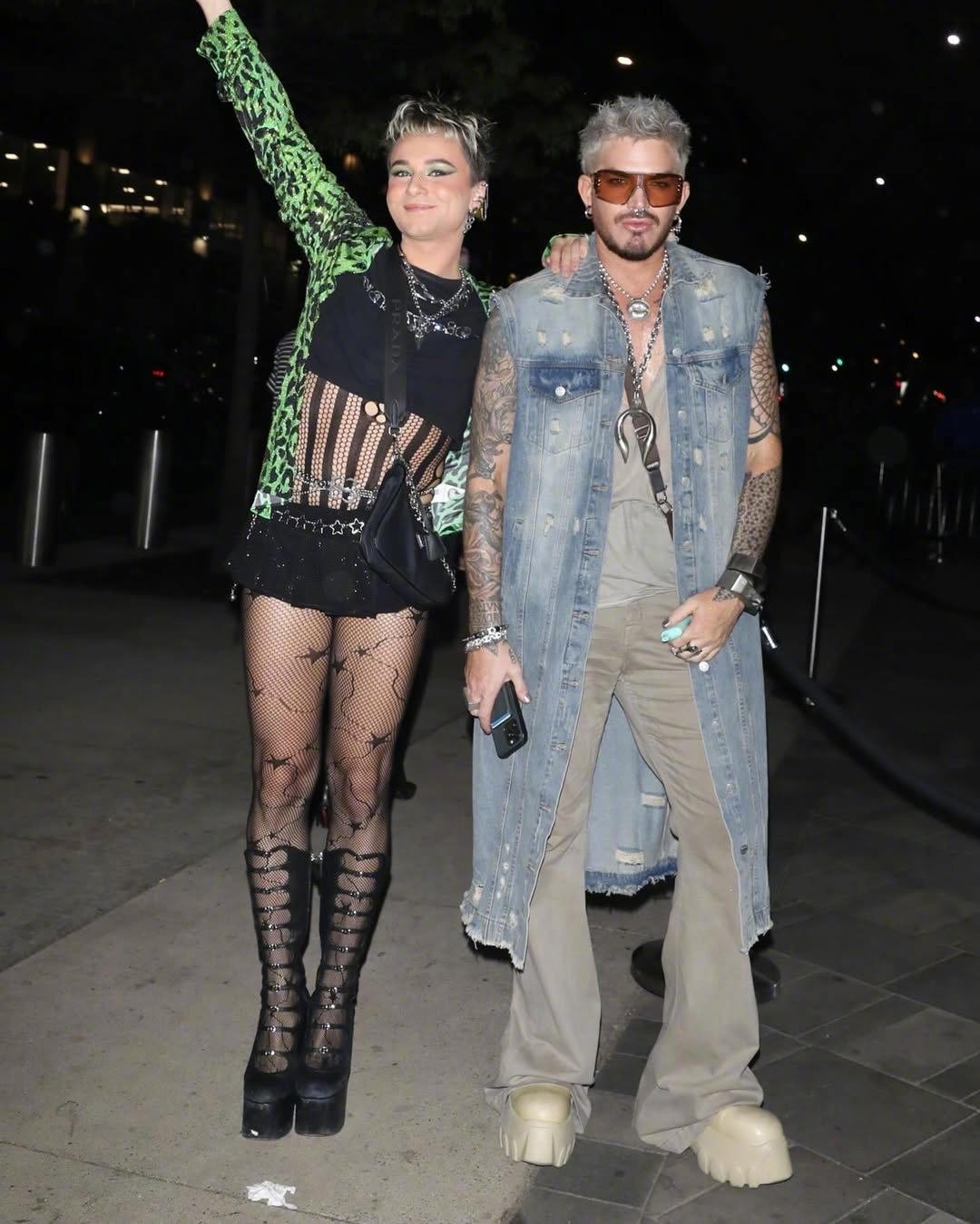 亚当·兰伯特（Adam Lambert）与男友奥利弗·格利瑟手牵手现身布鲁克林，