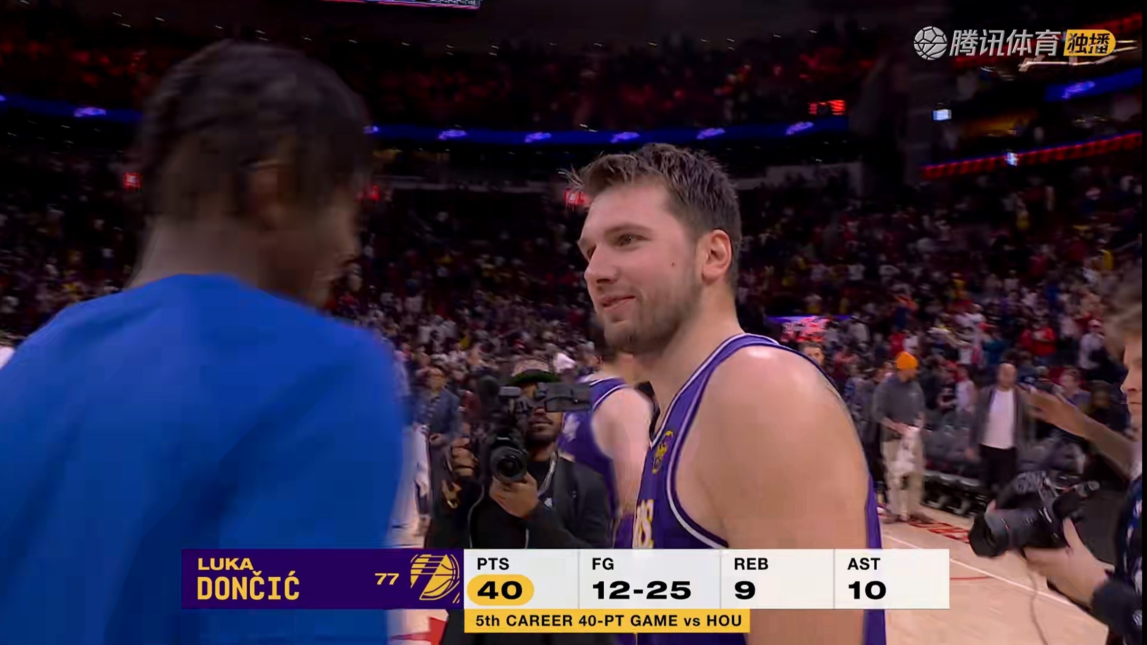 NBA洛杉矶湖人 东契奇最后想捡个篮板没捡着，最后又是40+9+10这种逼死强迫