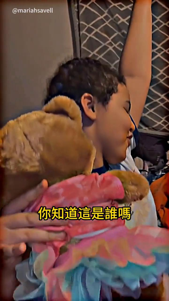 因为一场车祸，这个女孩在一个月前失去了她的妈妈。没想到生日这天爸爸准备的一个礼物