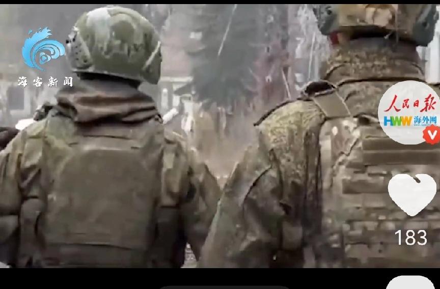 这里是地狱！俄敢死队挺进红军城。随时可能献出生命的士兵，还是勇敢挥出了旗帜。现场