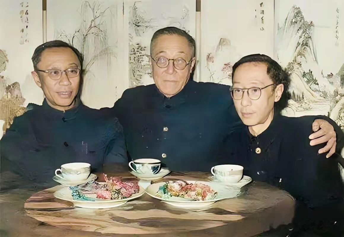这是溥仪兄弟二人与七叔载涛过春节一起用餐的合影老照片，拍摄于1960年的北京。这