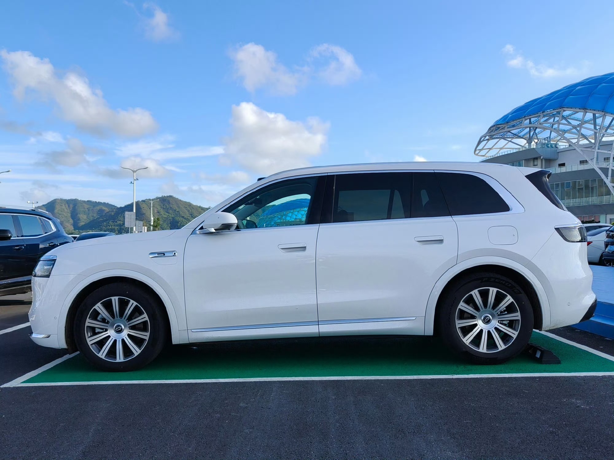 今年车门设计估计又要回归机械结构为主了，事关安全的门把手终于迎来了它的"返璞归真