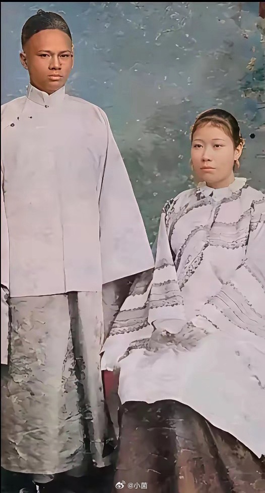 上色修复老照片1887年，宋耀如与倪桂珍的结婚照。他们是宋氏三姐妹的父母。百年前