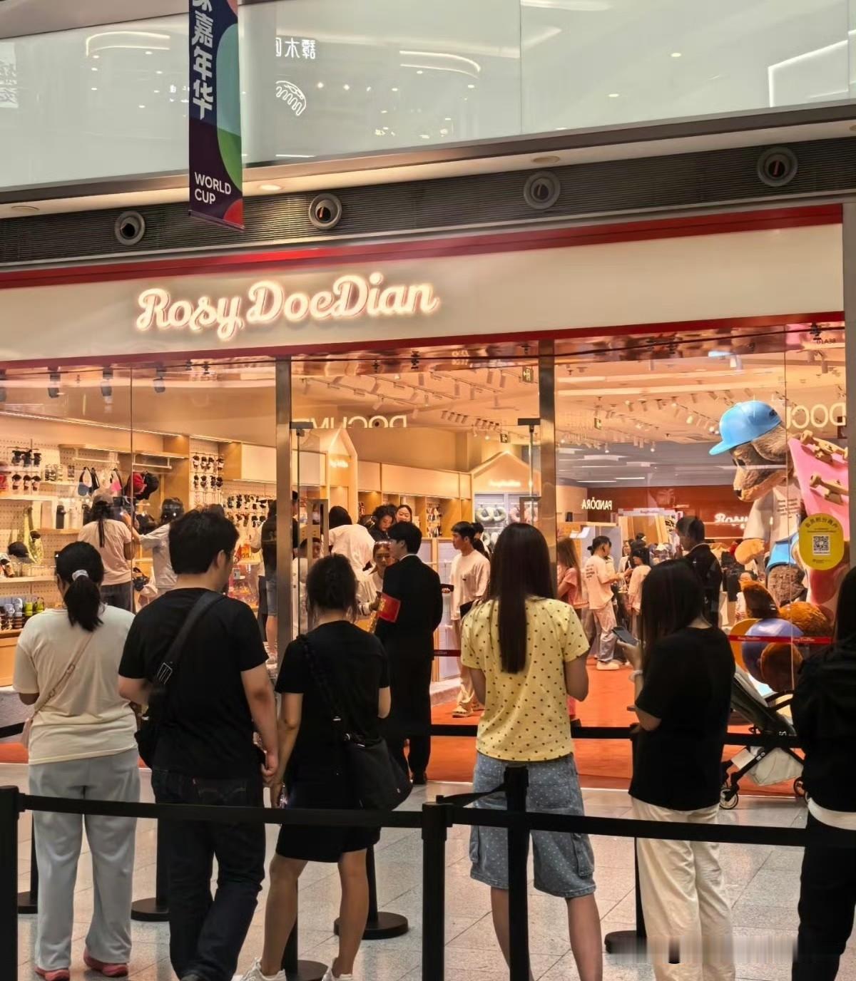这是明星赵露思开的店，这家叫RosyDoeDian（简称RDD）是赵露思自创的生