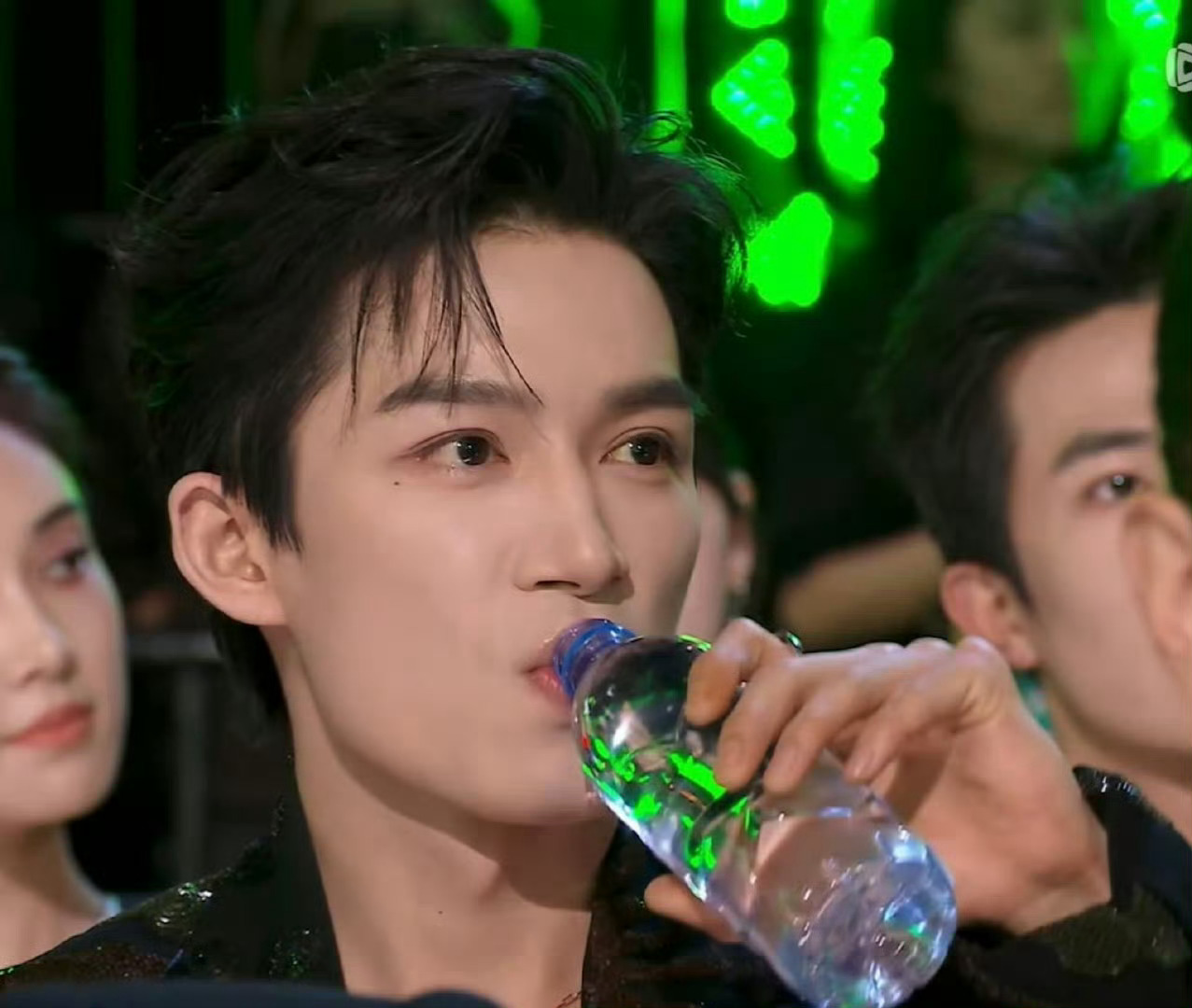 恭喜王星越获得年度节目人气之星   今晚好帅啊哥哥[爱慕]  就连喝水我都觉得好