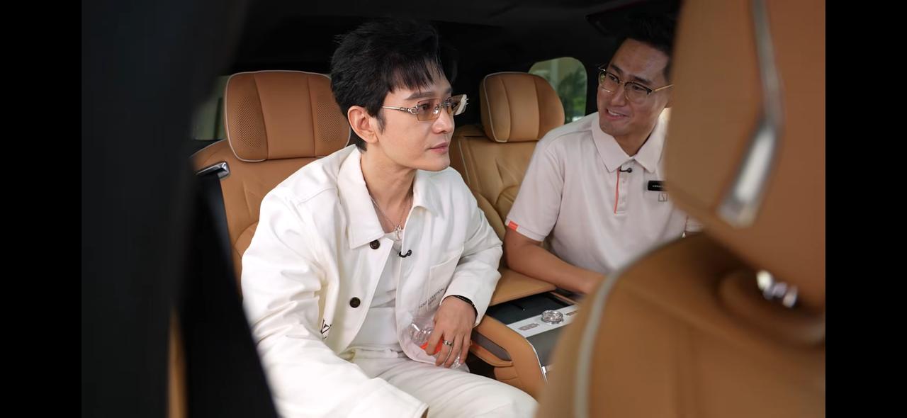 黄教主提车照片，看得出来他是真爱极氪9X，这次五座版不走寻常路，直接省去传统发布