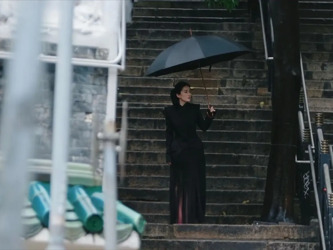 雨落下来 光也落下来。雨落下来，光也落下来。她仰起脸，世界在这一刻重新开始。