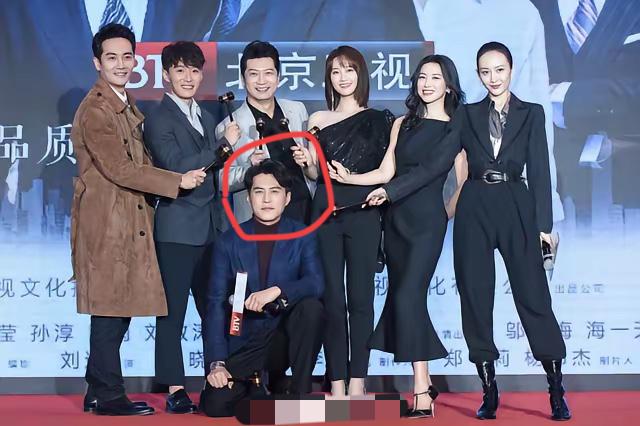 这位演员是谁？为什么要蹲着