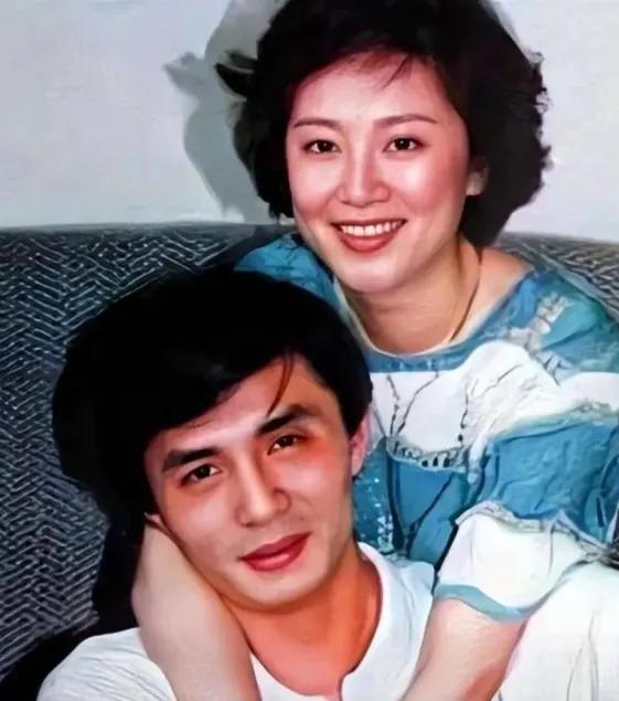 原来他俩已离婚，如今一个在日本孤独终老，一个在上海娶将军之女，活出了完全不一样的
