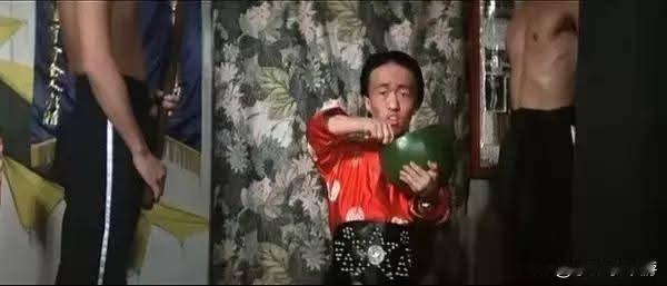 “白雪公主和七个小矮人……
个子矮的人点子多，香港娱乐圈里不少个子不高的人，既能