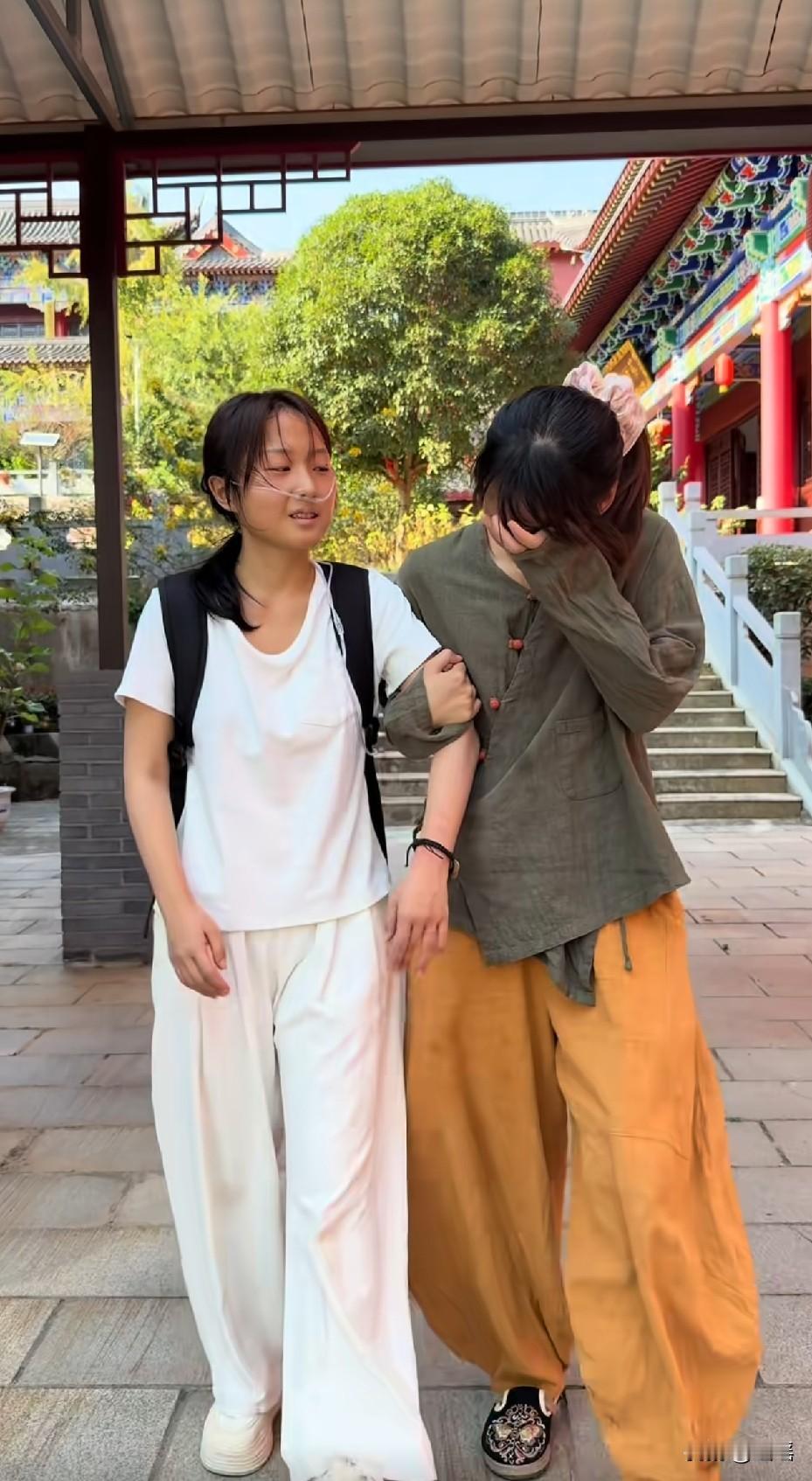 这是该多无助了，才会去庙里，孩子放开一切坚强的生活，加油