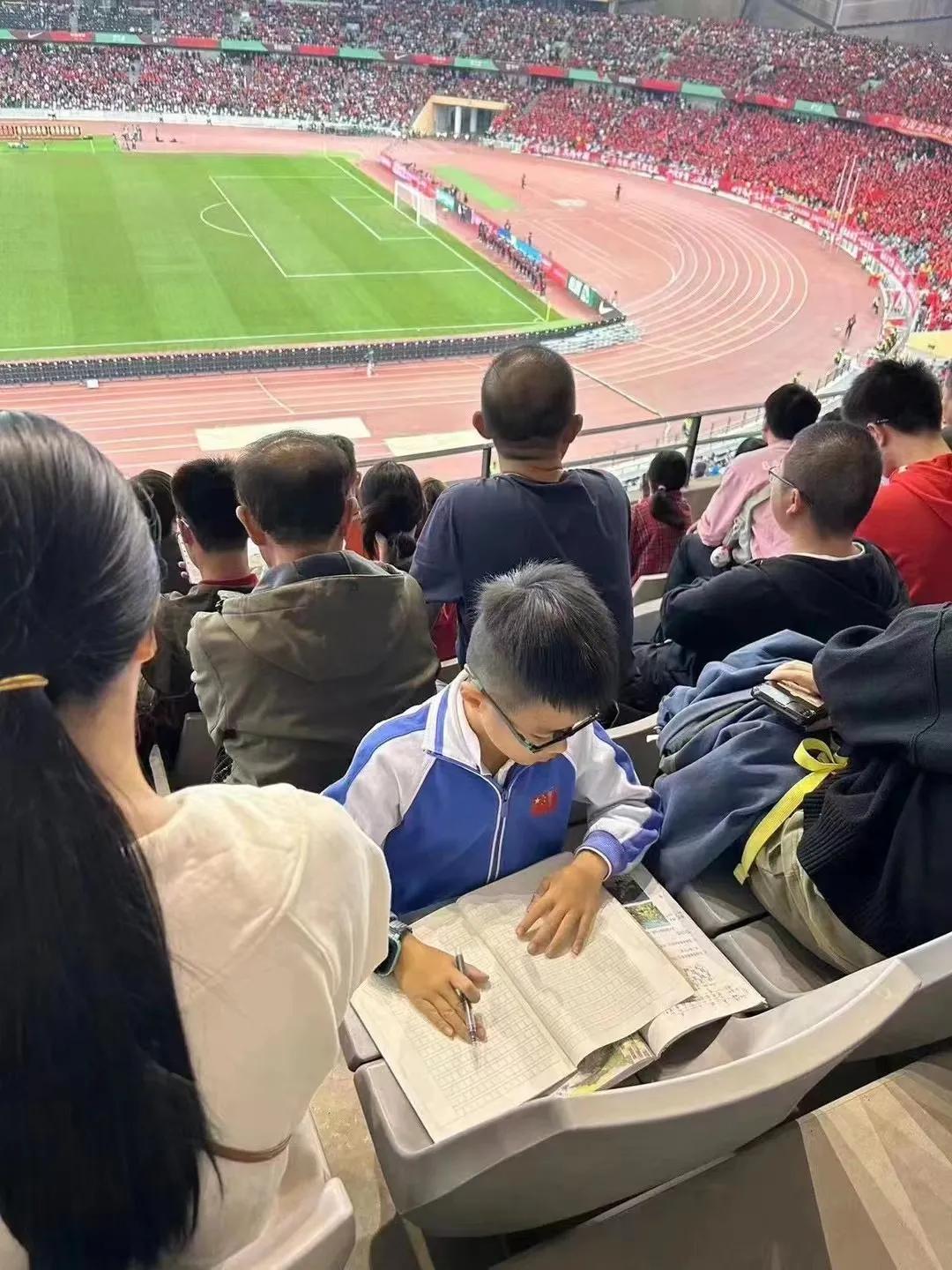 我想知道，家长这样做有什么意义，让孩子看比赛的时候写作业，换个地方写的更快吗。