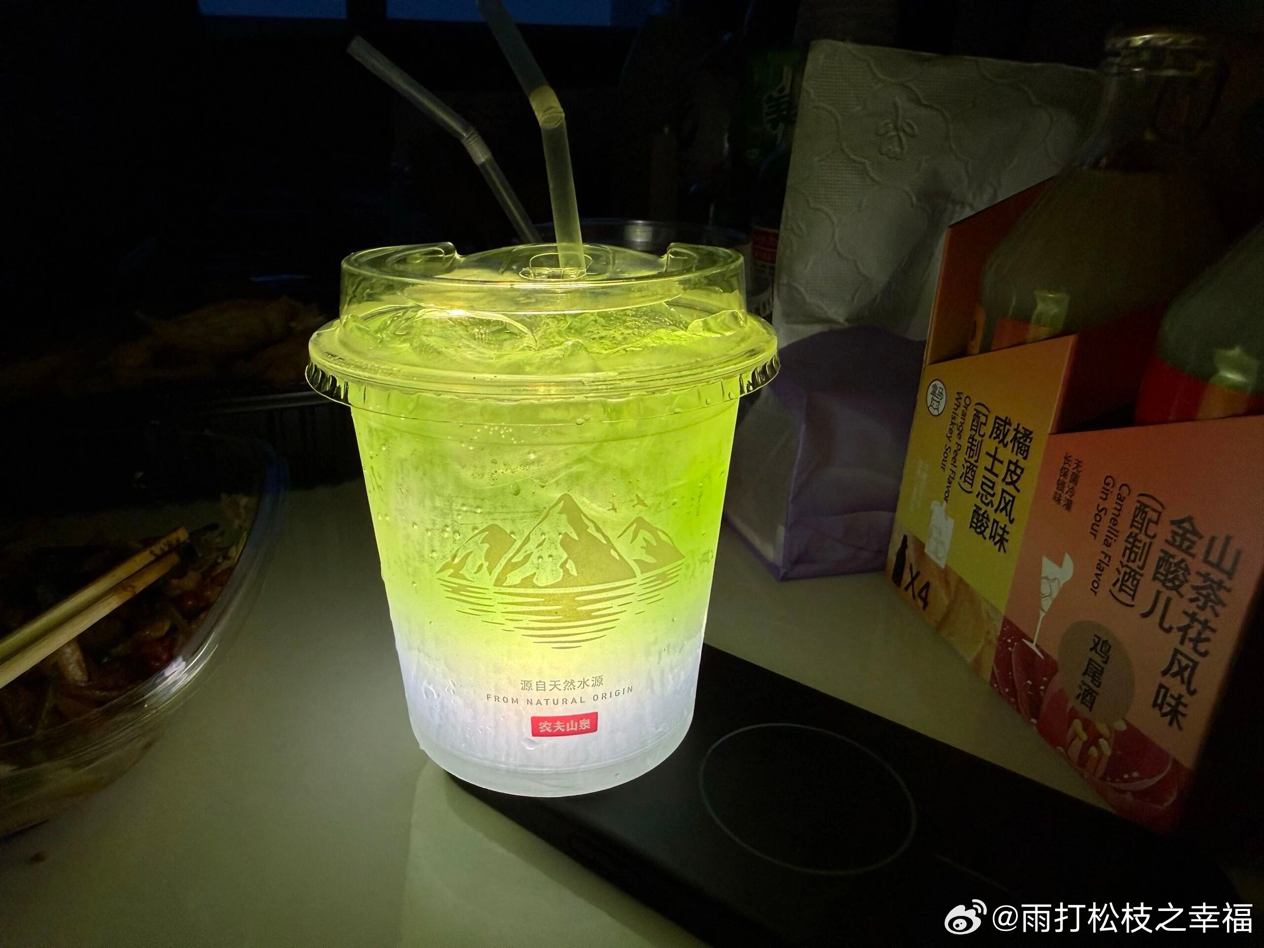 生活手记残灯映着半盏冷酒，指尖抚过杯沿残留的旧痕，从前同饮的人早已远隔山水。晚风
