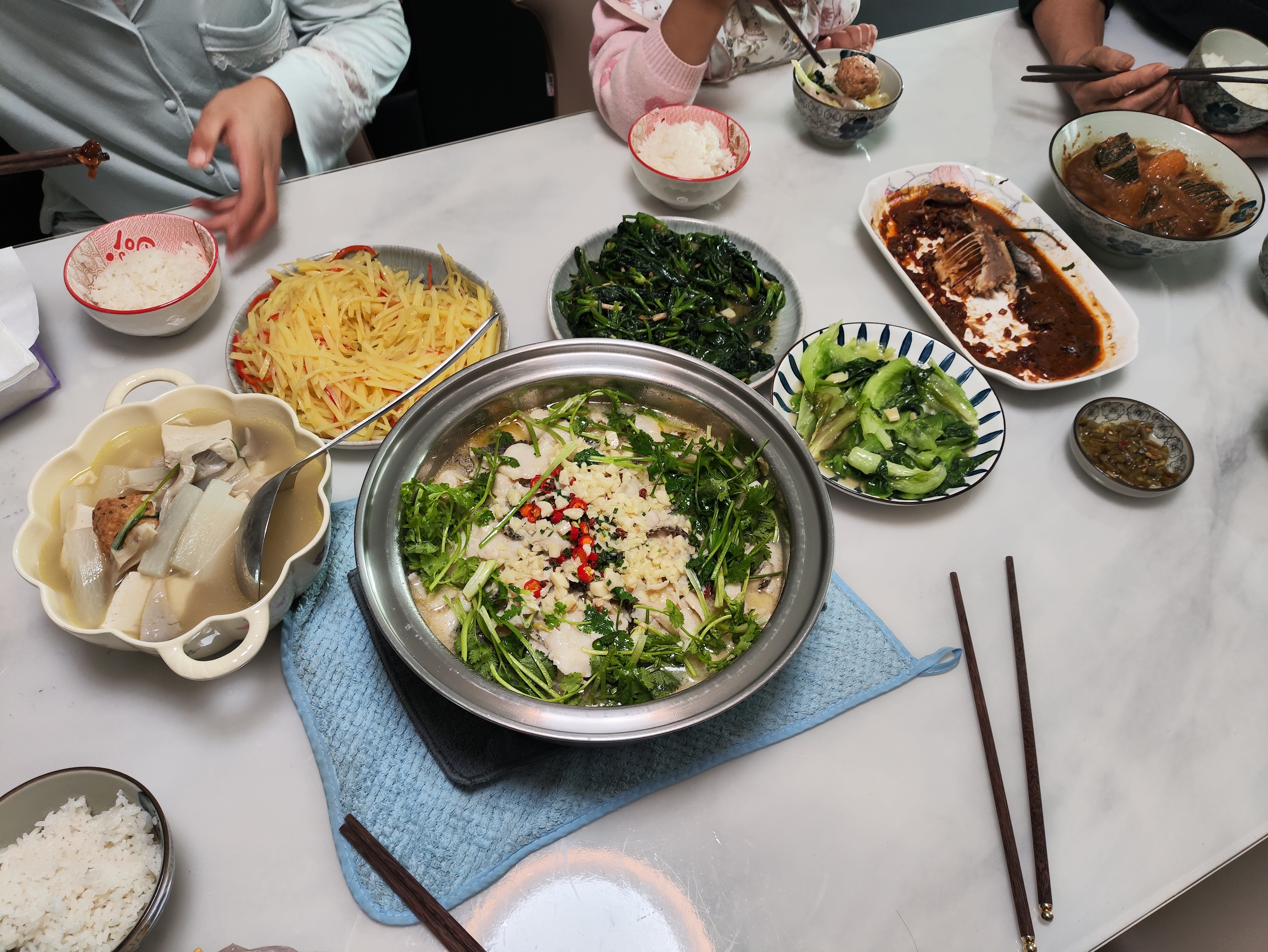 吃兰么 好好吃饭，夫人弄的皮冻很不错，能干[酷][酷][酷]开饭馆之后再没整过，