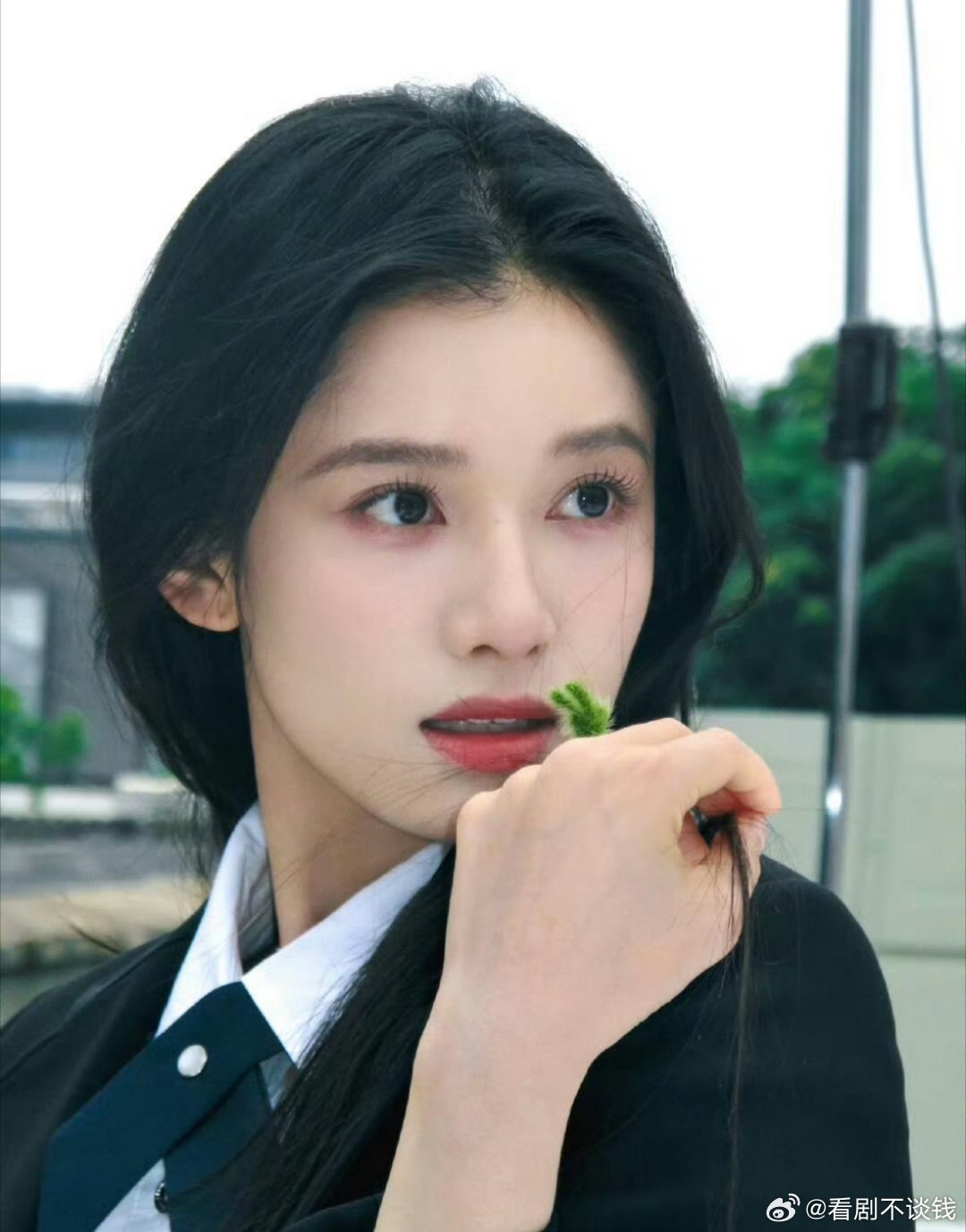 淡颜本命的春日侧颜氛围妆容 以前总觉得淡颜在镜头前吃亏，五官不够立体拍出来容易平