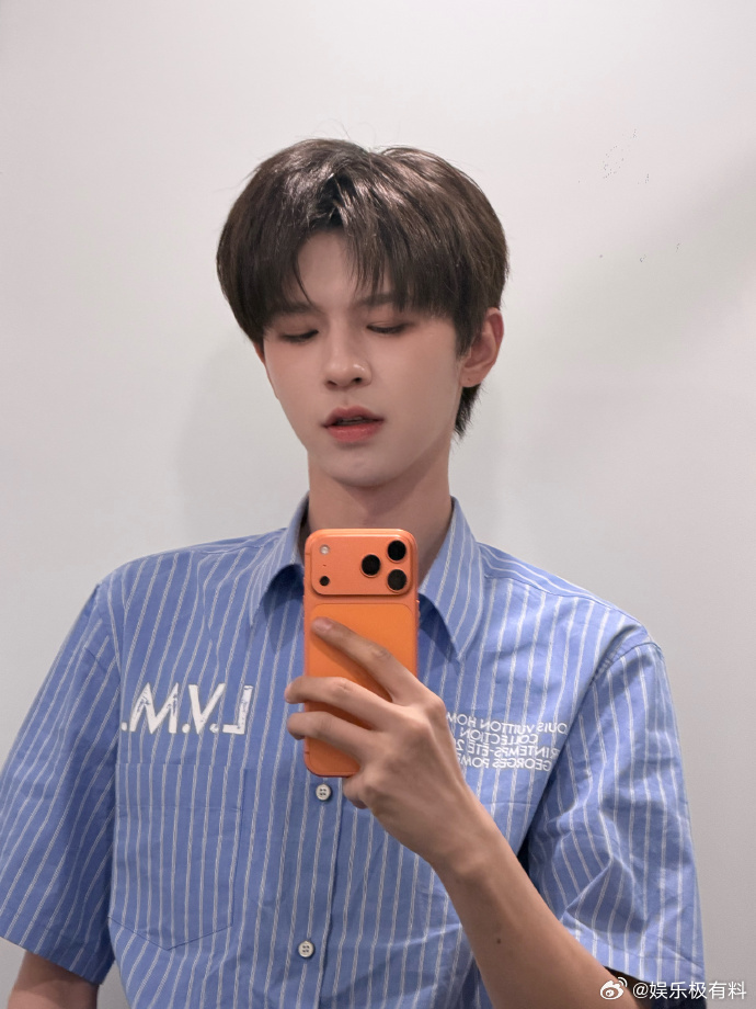 何浩楠今日帅气自拍何浩楠2026夸自己帅最多的一天何浩楠今日自拍帅出新高度！20