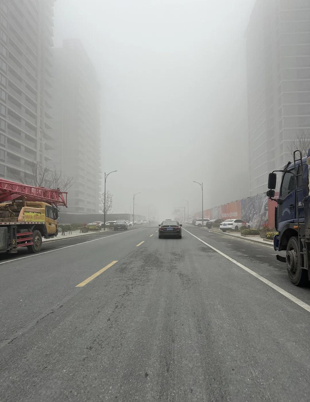 富阳这是雾还是雾霾
电驴开着开着，突然视线都看不清了，感觉世界末日了我的城市起雾