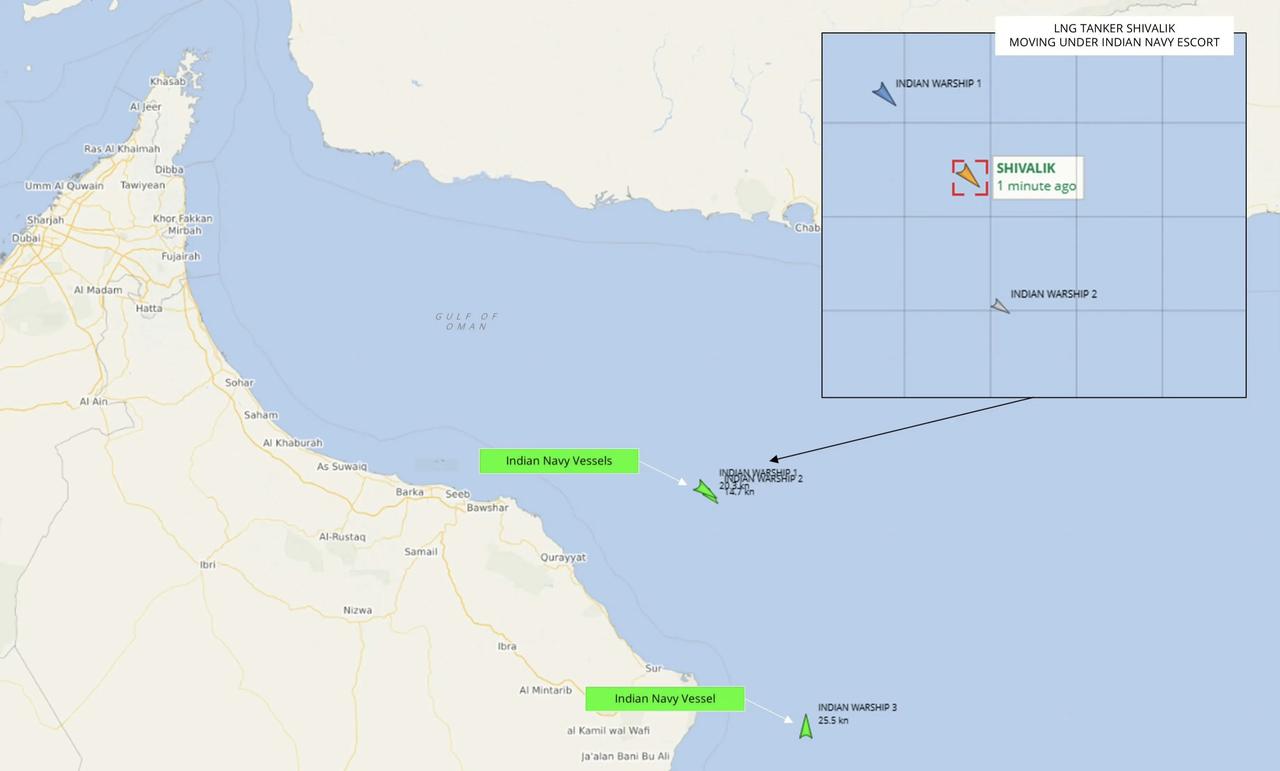 根据船舶跟踪信息，印度海军的三艘军舰已抵达阿曼湾，开始为商船护航，其中悬挂印度国