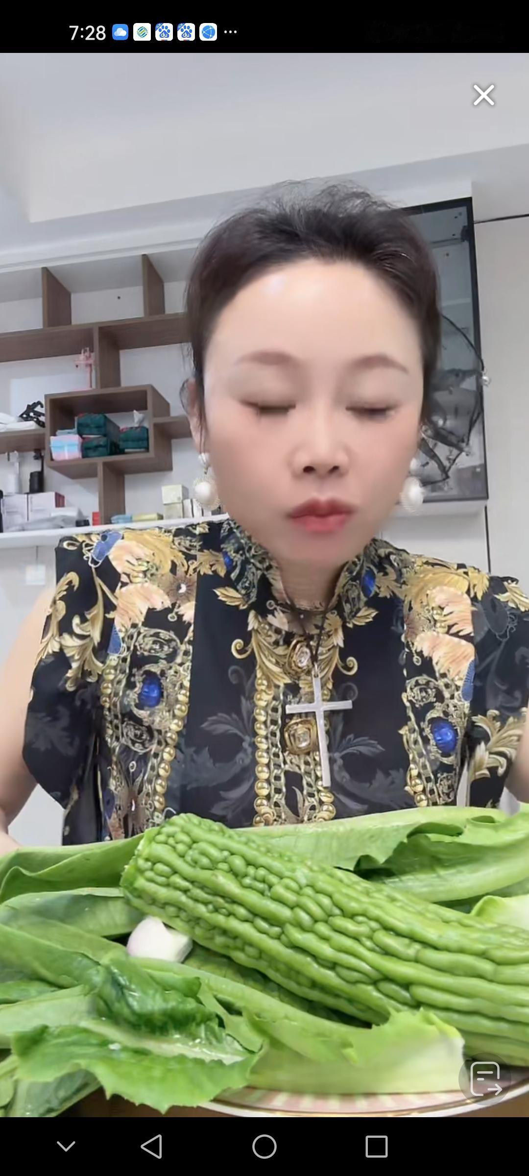 草M姐胆子真大，真敢吹牛！
       直播间里草M姐，边吃饭，边做护肤品的广