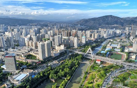 这儿自古是古丝路、唐蕃古道必经之地，汉、回、藏、土多个民族一起生活，城里既有气派