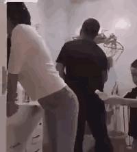 浑身是嘴都说不清了!妻子在梳妆镜前自恋呢，突然感觉到臀部一凉，有莫名的液体浇上去