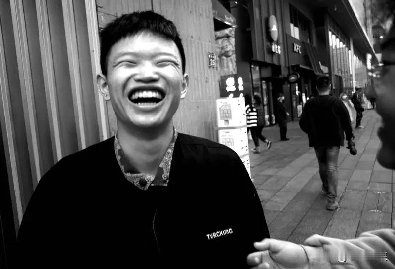 人生中，有三种人值得好好珍惜。
办事靠谱的人得珍惜。他们话不多，但关键时刻能挺身