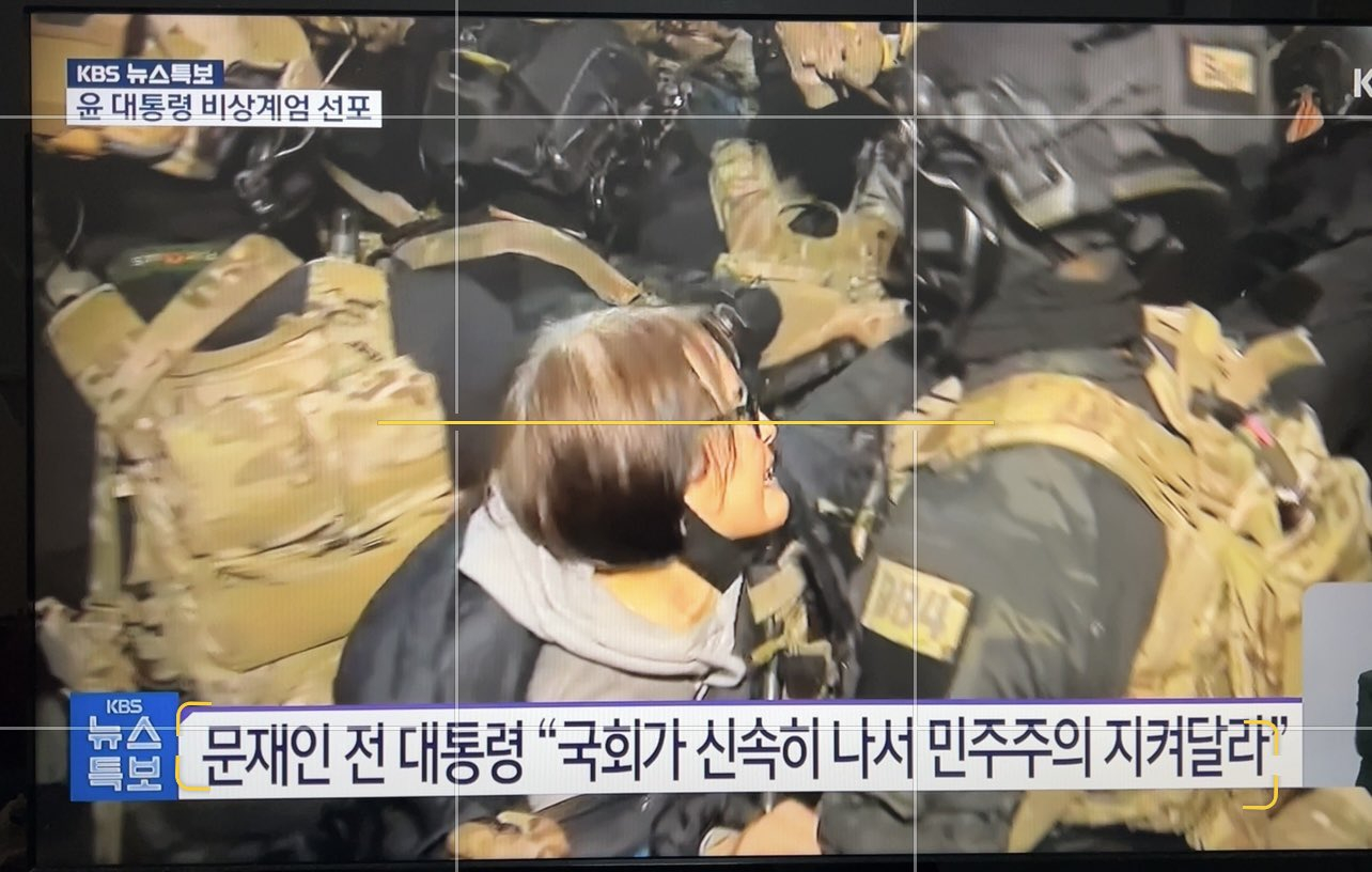 韩国民众阻止执行戒严令的士兵进入国会大厦。当士兵们从大楼撤退时，欢呼声爆发。 
