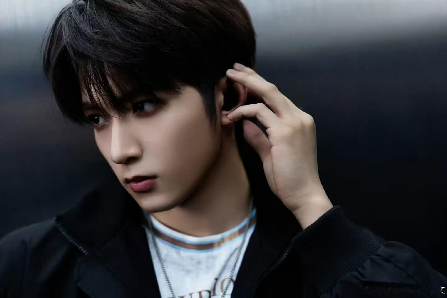 刘耀文开车带师兄方向盘在手气场全开！刘耀文开车沉稳有序，对师兄照顾有加，帅气又懂