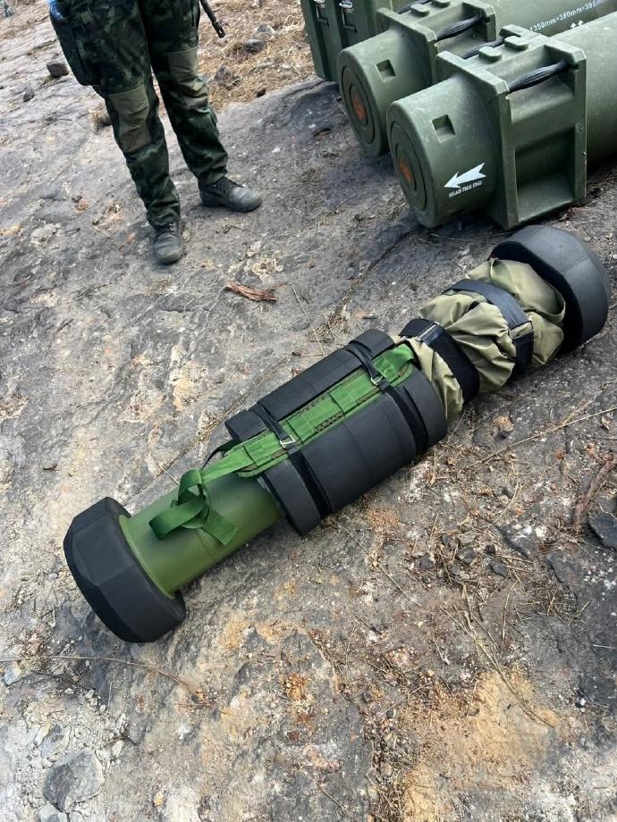 泰军缴获柬埔寨进口的保利反坦克导弹
柬埔寨火箭炮 柬埔寨火箭弹 反坦克武器 
 