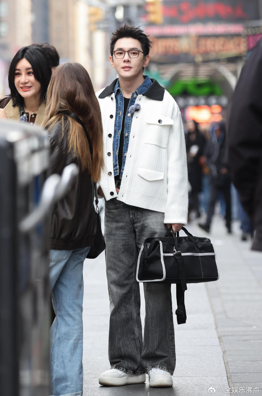 李佳琦送完你的送你的合伙人果然还是记忆里那个超大方的李大方！在合伙人街头随采之前