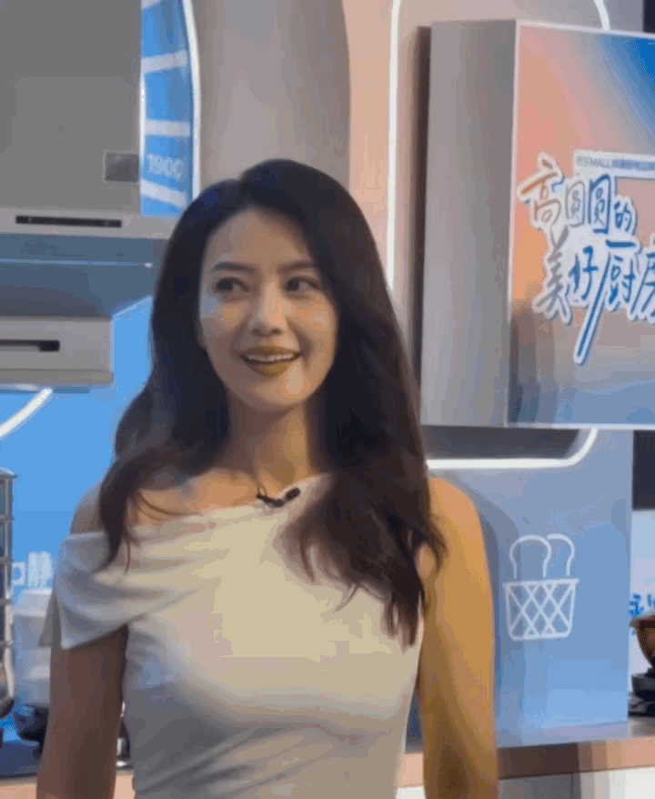 46岁的高圆圆穿白色裙子出席活动，灵动画面简直美惨了！

白色裙子本就自带纯洁优