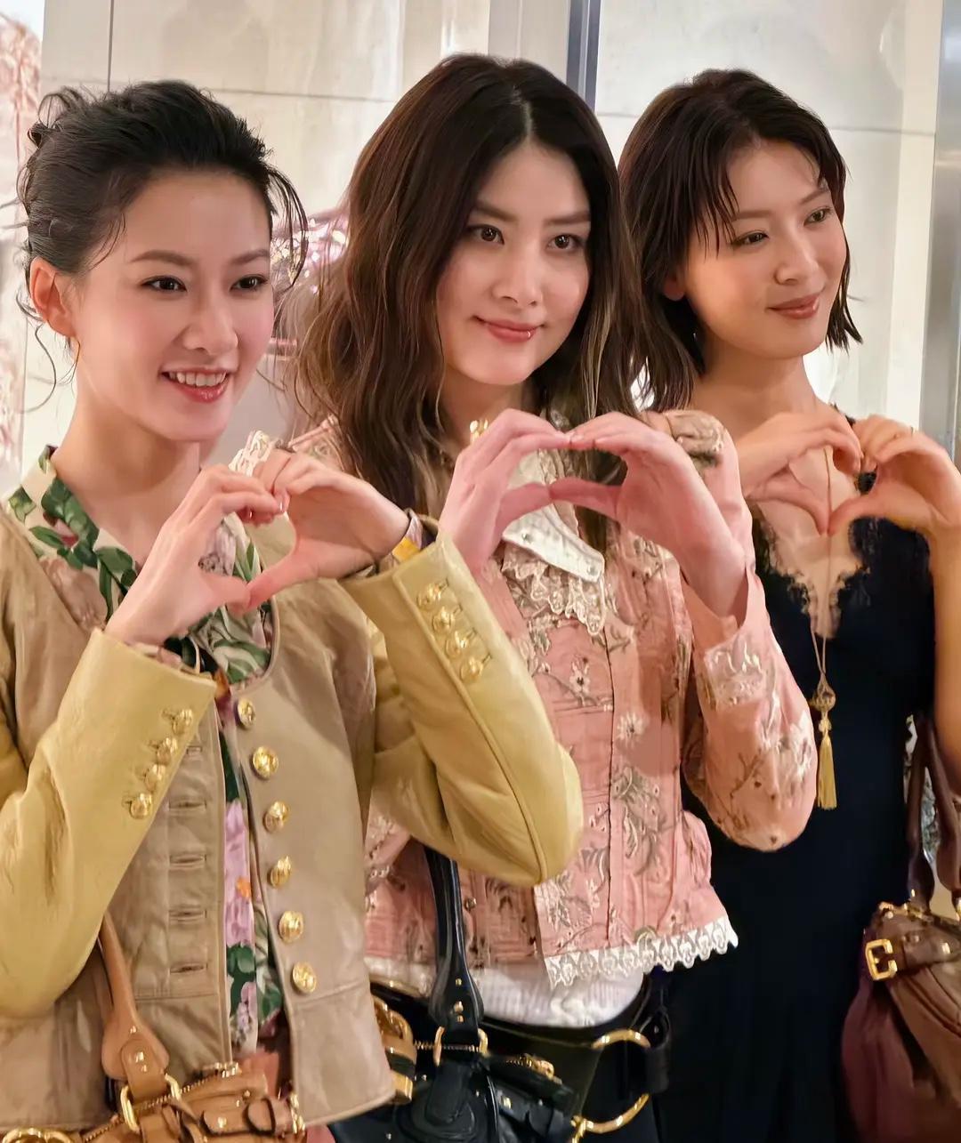 53岁的陈慧琳才是真正的冻龄女神，和一群20多岁的年轻艺人站在一起宛若同龄人，皮