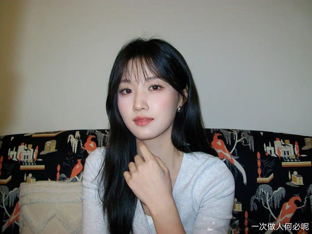 卢昱晓真的好适合韩国人审美，她有的时候会让我幻视韩素希 金智媛 裴秀智[允悲]有