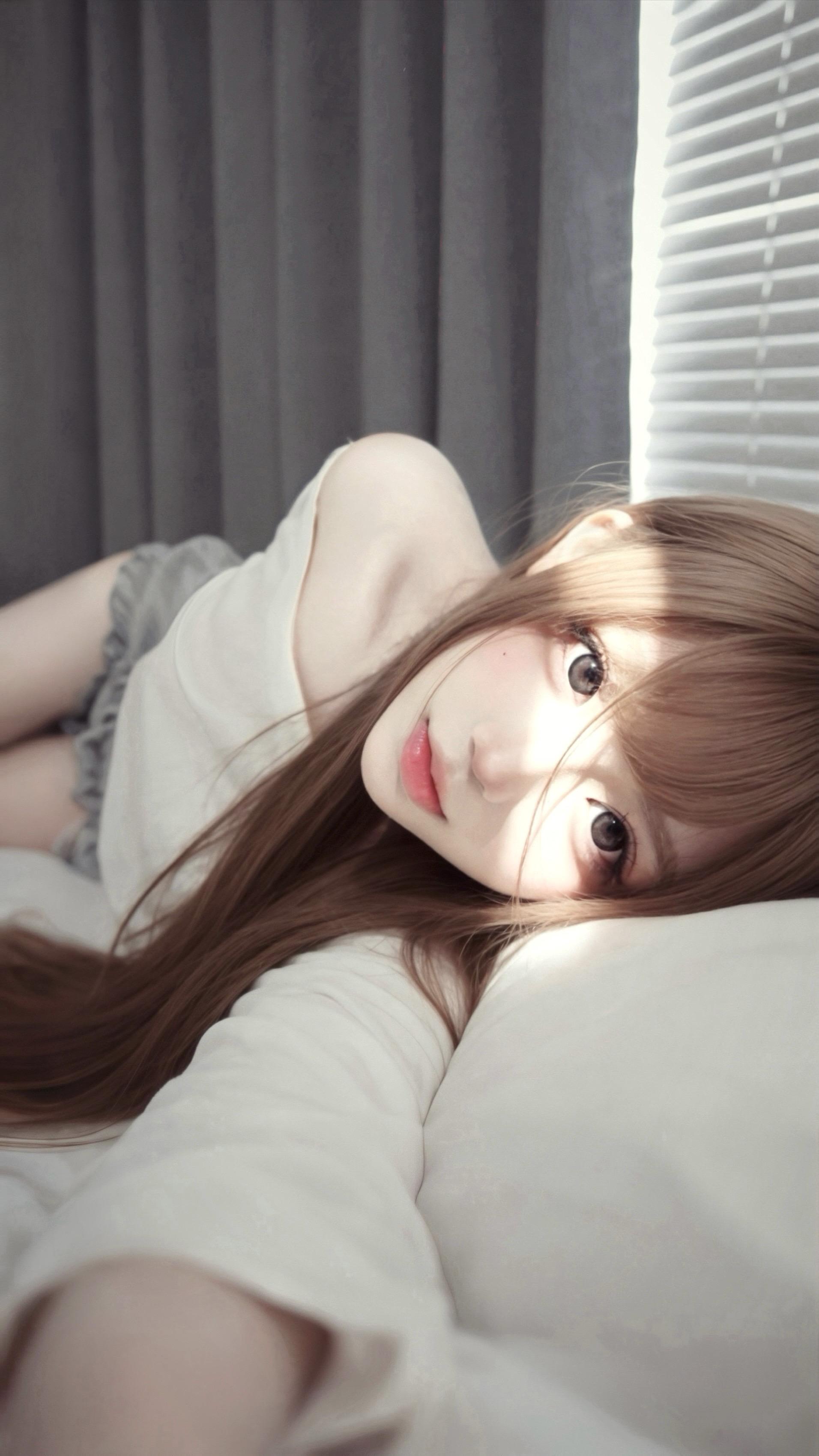 昨晚我做了个梦 梦见我们见面了 你笑嘻嘻的问我 为什么一直盯着你看